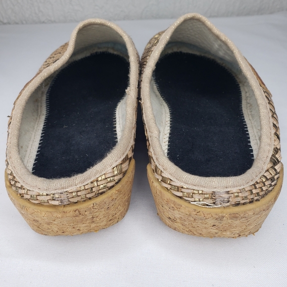 Taos Primeavera Mule Clogs Womens Size 38 EU 7.5 US Biege  Metalic Woven Slip On - Picture 7 of 13